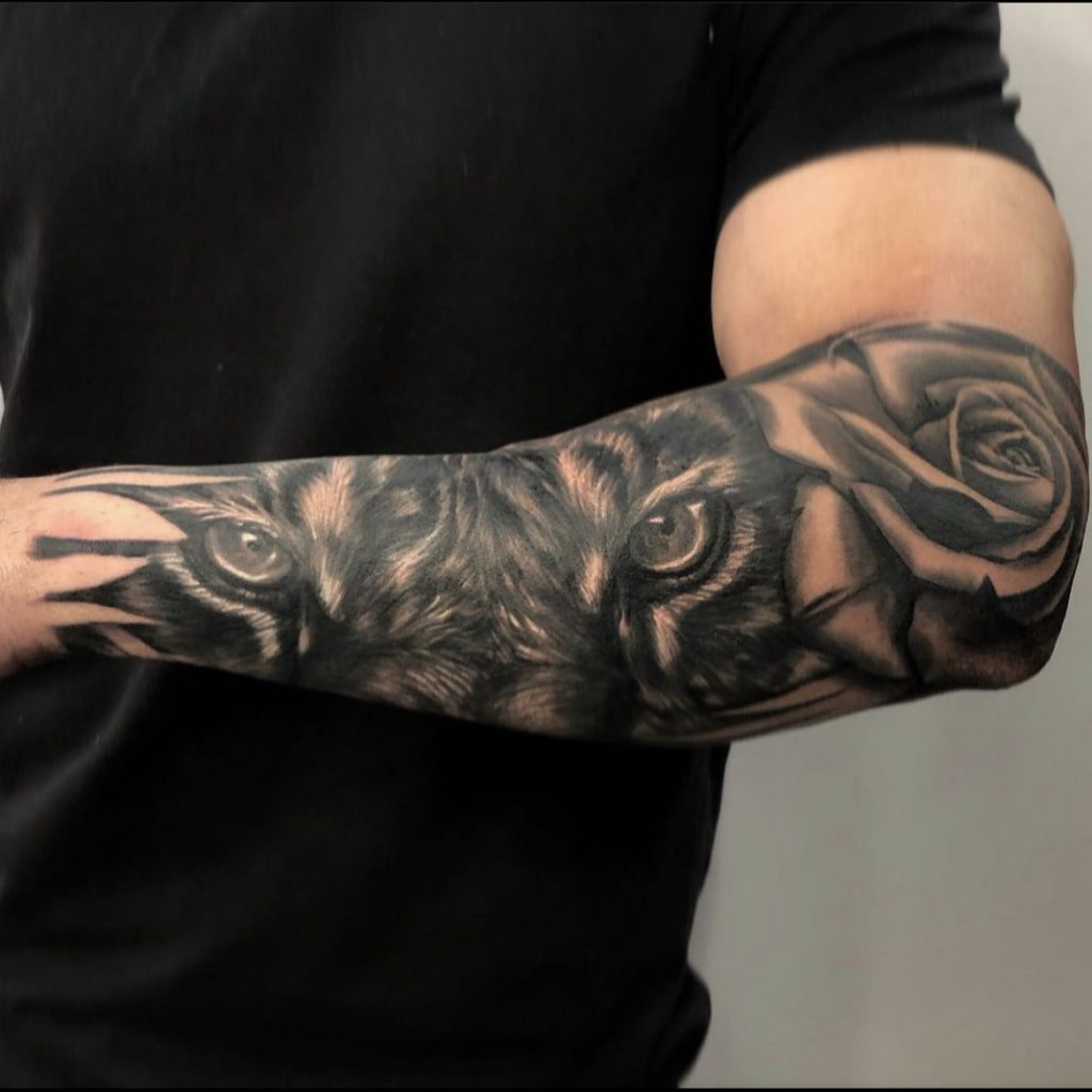 Wolf tattoo on the right forearm.