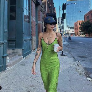 Image of the DJ Peggy Gou walking down a street in Chicago. 