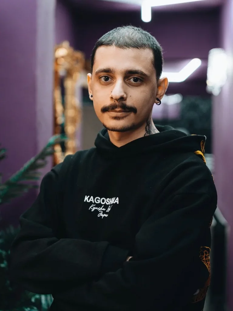Mo